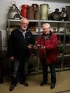 Reinhold Bröhl und Ernst Dornhoff bei der Übergabe der Lötlampe